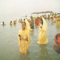 Hinduistas en el Ganges
