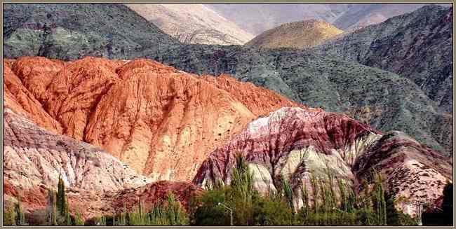 Vista del Cerro de Siete Colores, que se observa al entrar a Purmamarca.